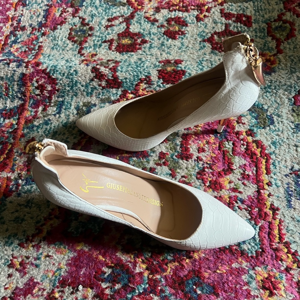 White 4.5 gold heel. These shoes were worn 1 time. No scratches. AUTHENTIC
